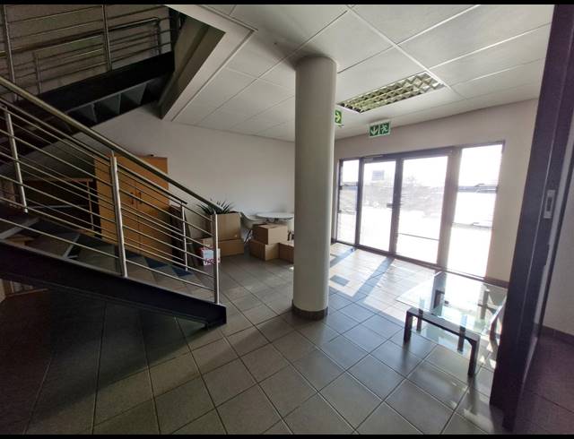 1,350M² WAREHOUSE TO LET IN JET PARK